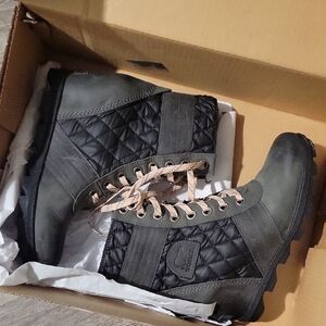 Sorel New Gray and Black Quilted Boots